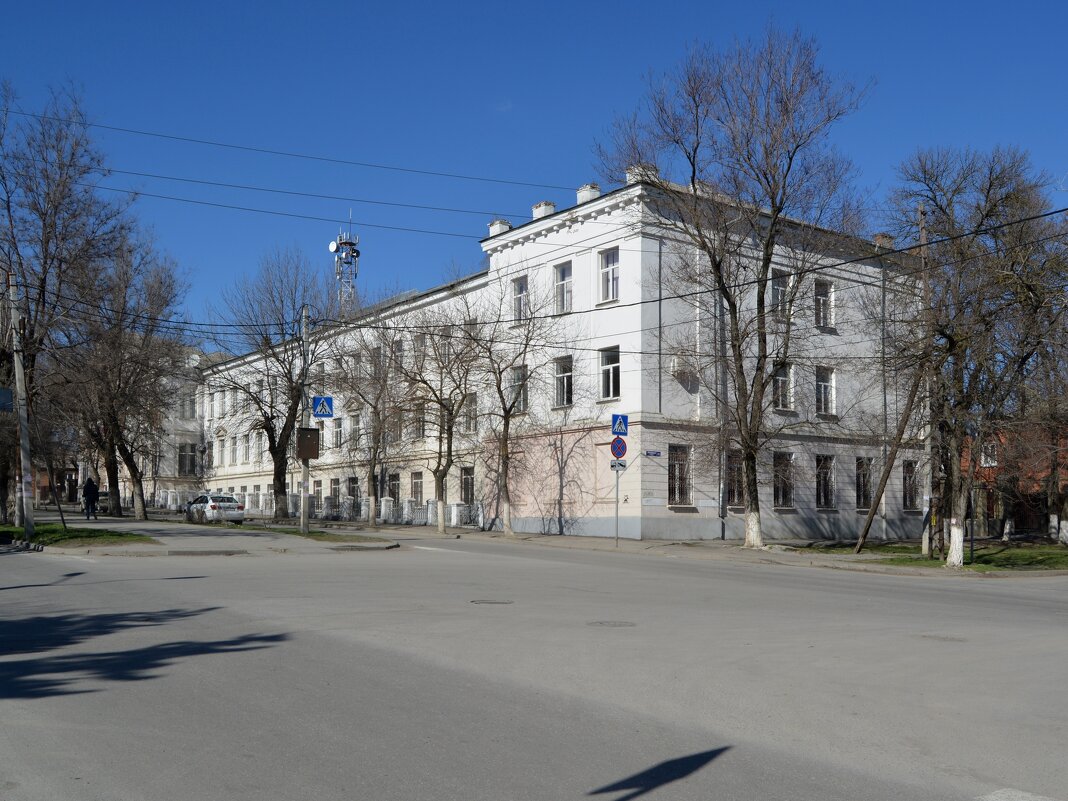 Новочеркасск. Здание бывшей Торговой школы. - Пётр Чернега