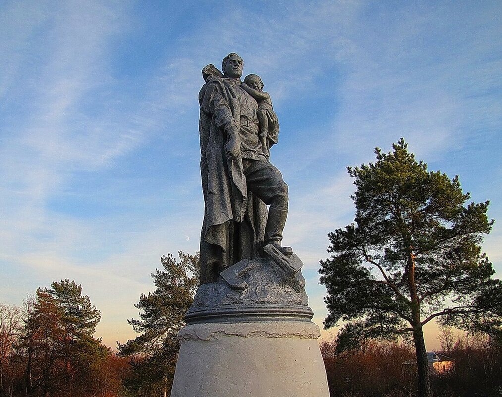 Памятник воину- освободителю в Верее - Людмила Смородинская