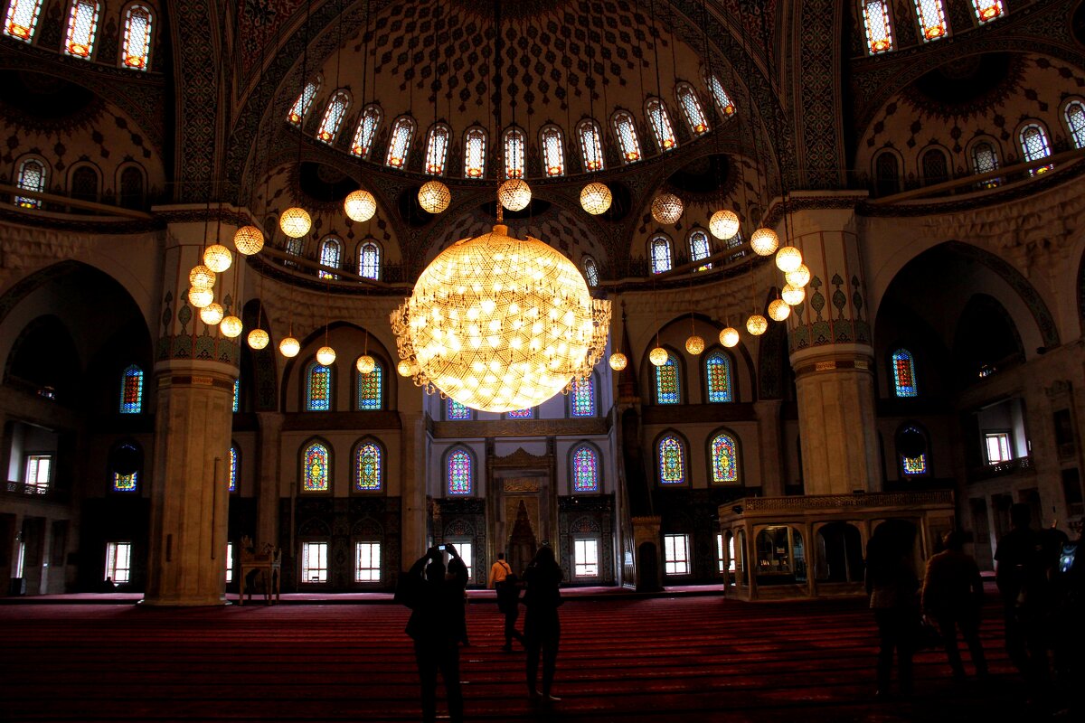 Внутри главной мечети - небесный золотой шар как светило - Вячеслав Случившийся
