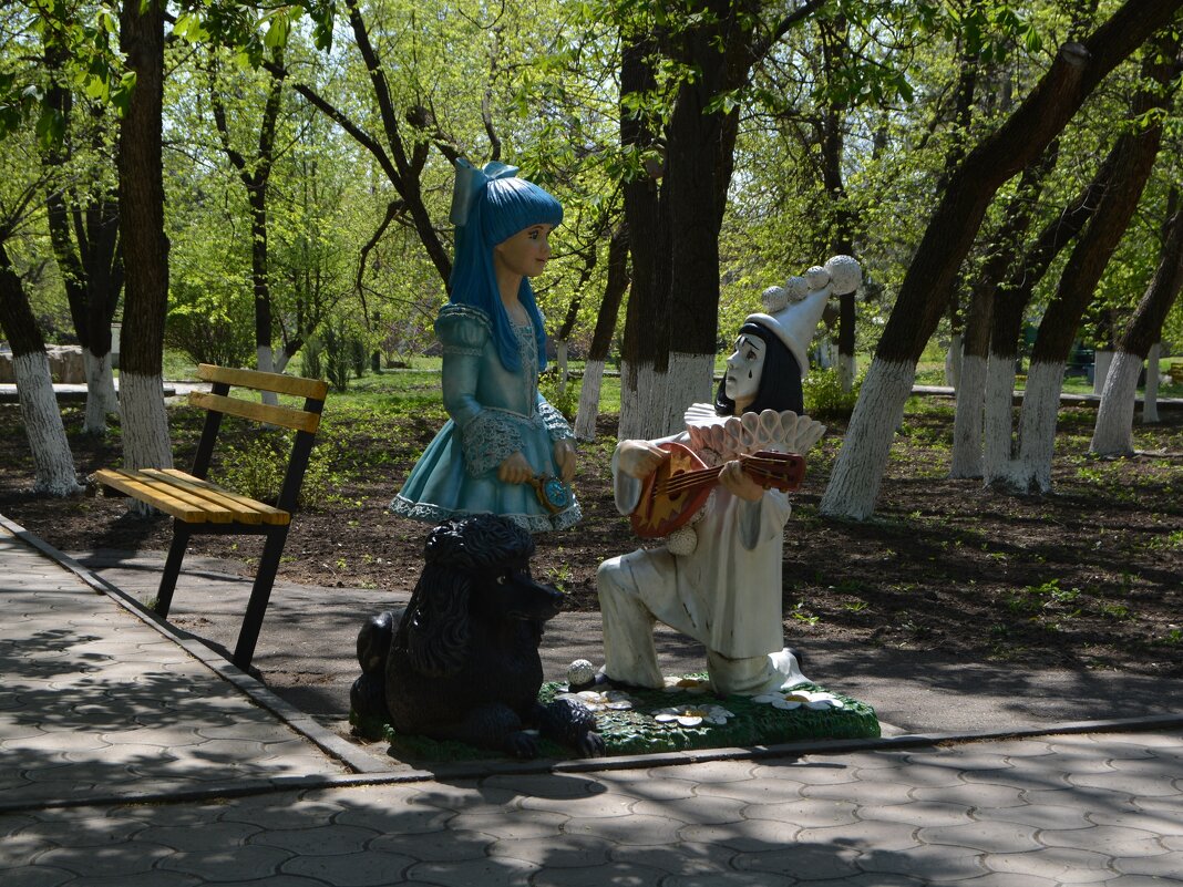 Новочеркасск. Скульптура "Мальвина, Пьеро и пёс Артамон". - Пётр Чернега