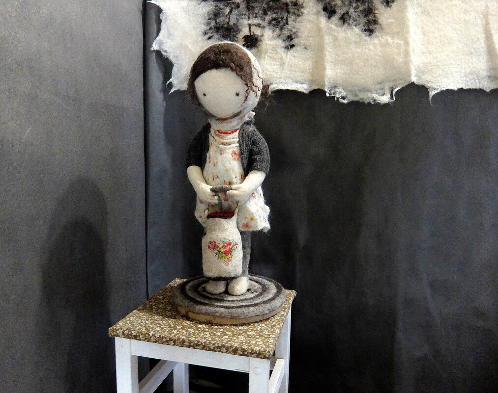 Девочка с бидоном, главная героиня всех выставок художника-кукольника Ирины Андреевой. - Люба 