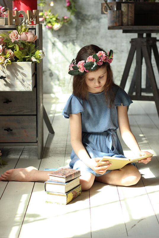 Девушка сидит на полу и читает книгу - Наталья Преснякова