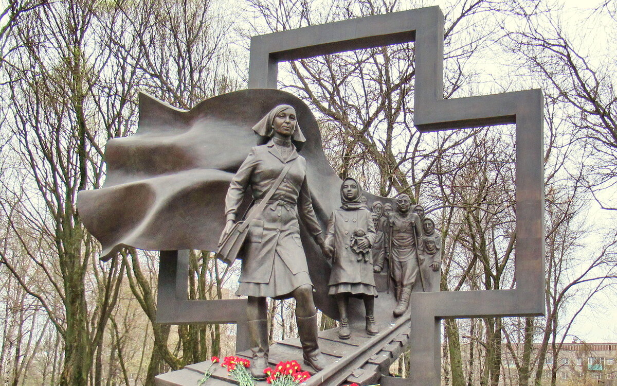 Памятник медицинским сестрам в Череповце - Ольга Елисеева