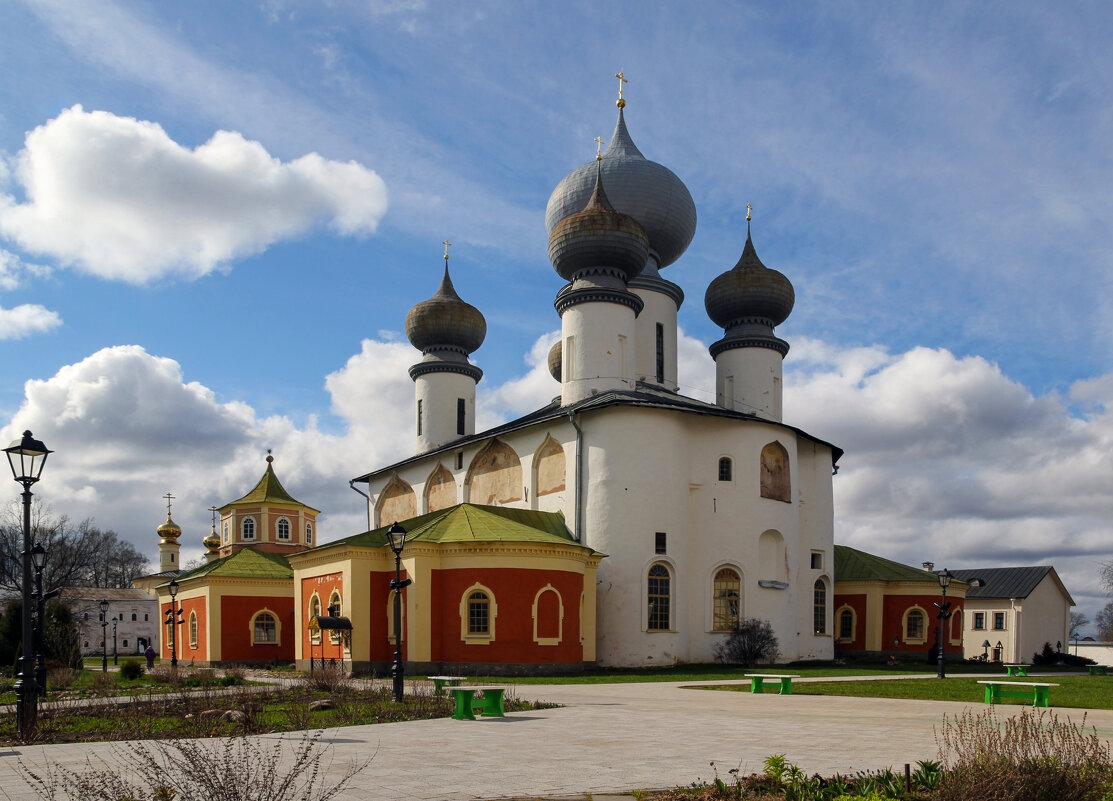 Золотая осень Тихвин монастырь Успенский