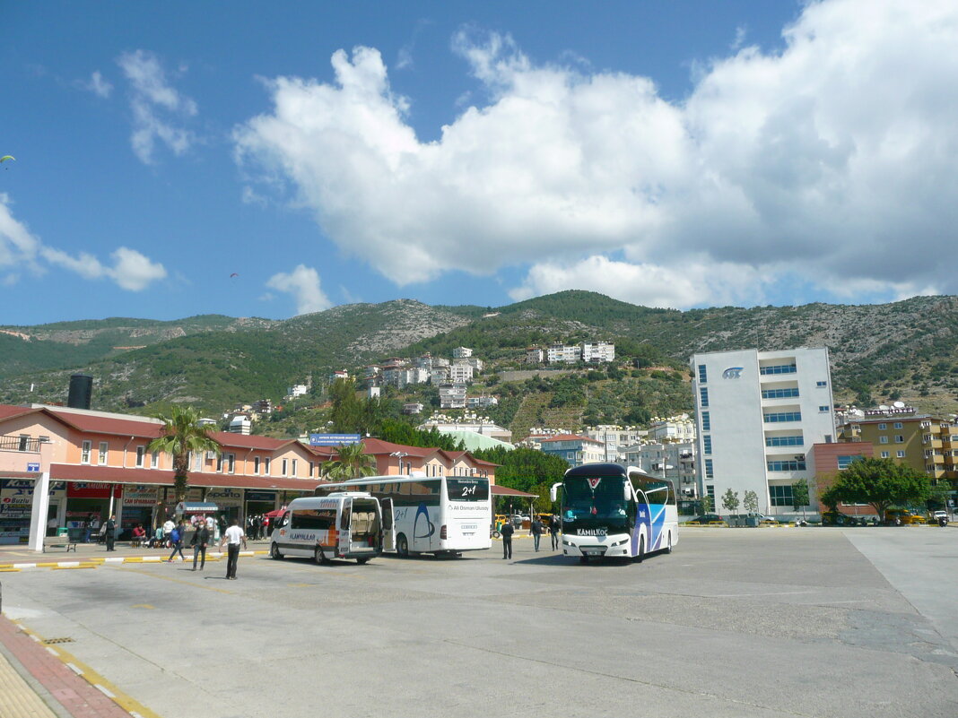Автовокзал. Наш автобус, справа, "Алания-Стамбул" - Виктор 