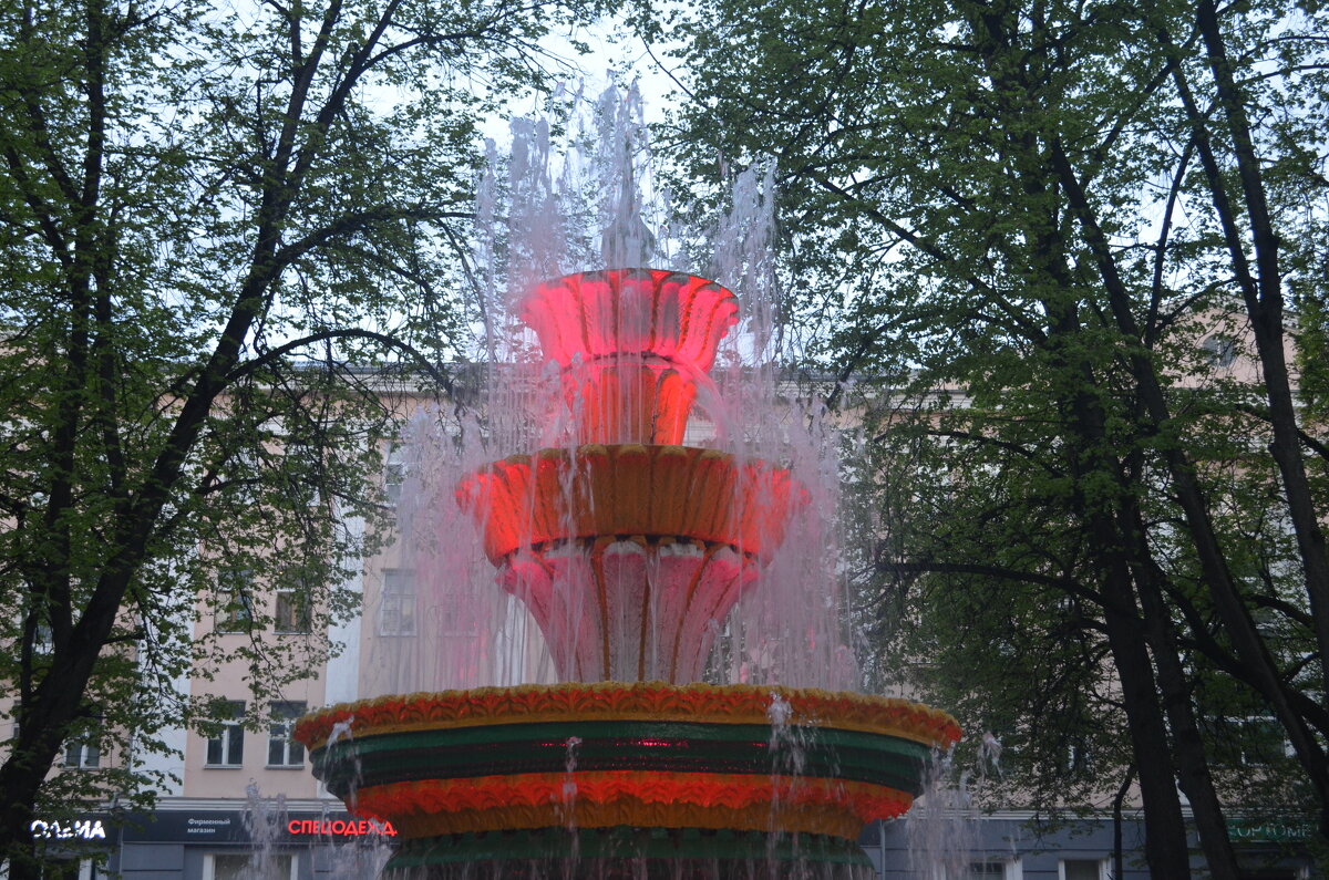 Великие Луки. Цветной фонтан на пл. Ленина - Владимир Павлов