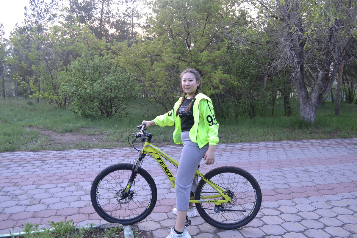 Девушка с косичками...Лихая  гонщица на велосипеде... - Андрей Хлопонин