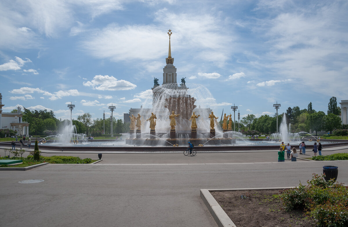 На ВДНХ работаю фонтаны - Валерий Иванович