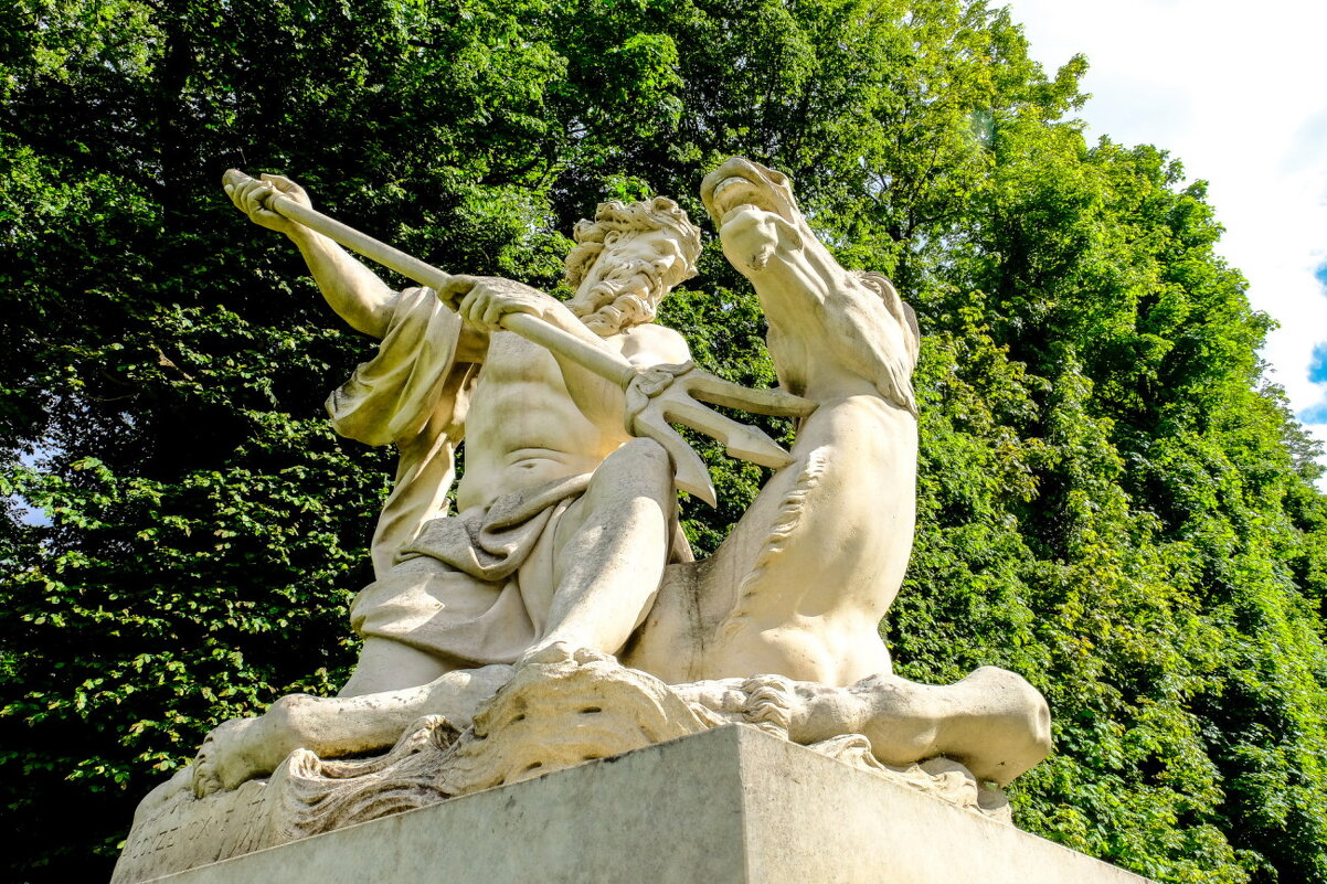 Одна из многих скульптур королевского дворца Марли-ле_руа - Георгий А