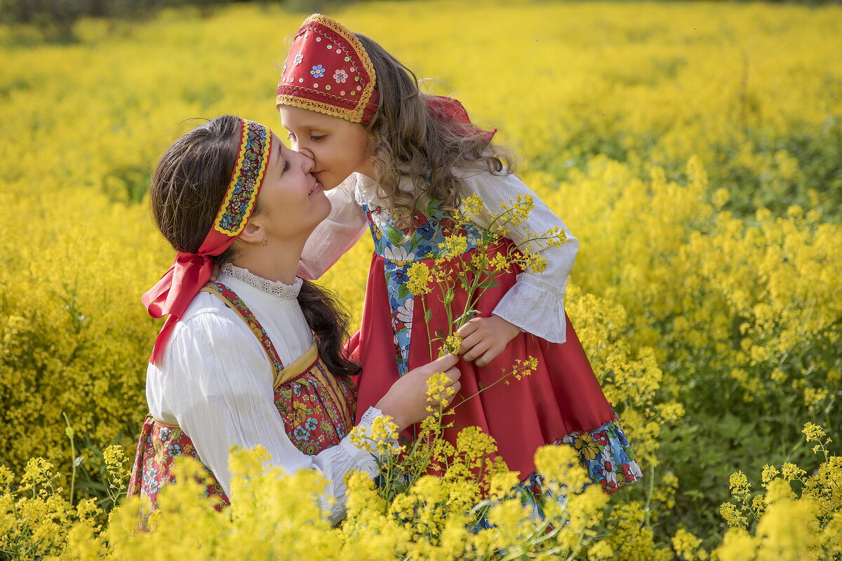 В желтом поле - Мухина Наталья 