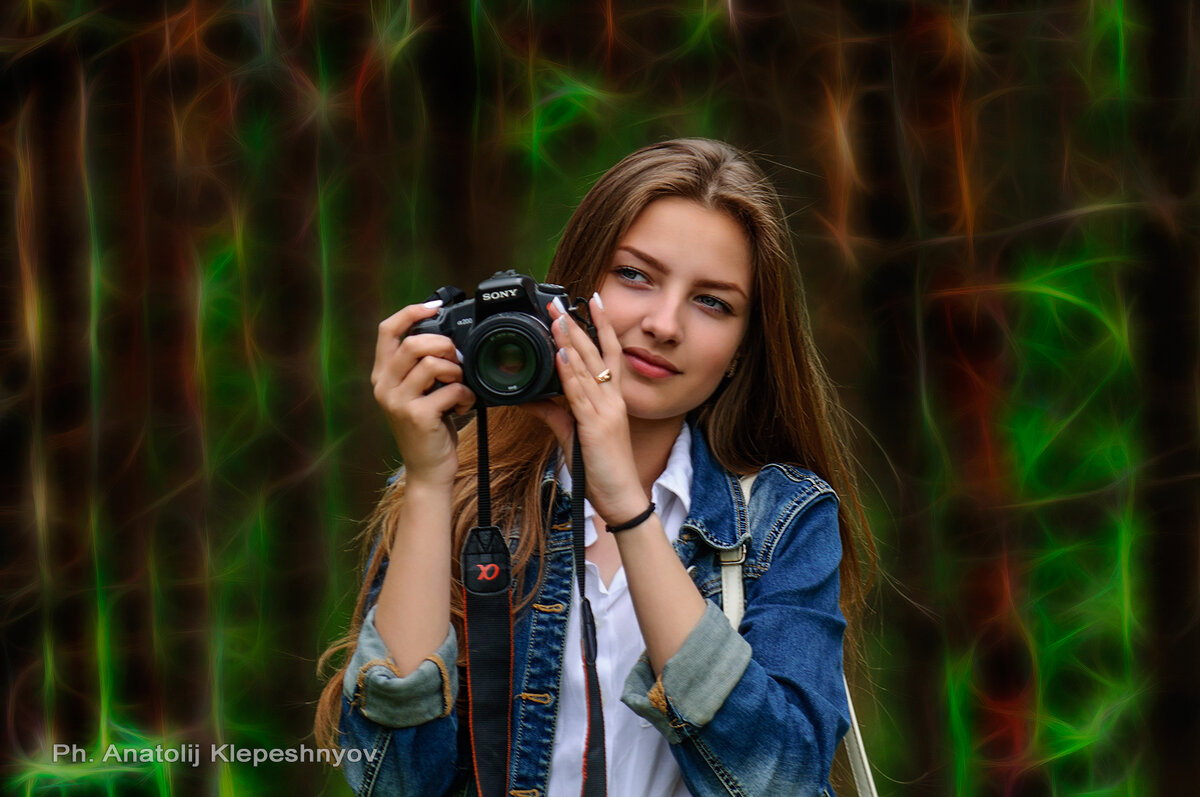 Портрет на фоне неонового леса - Анатолий Клепешнёв