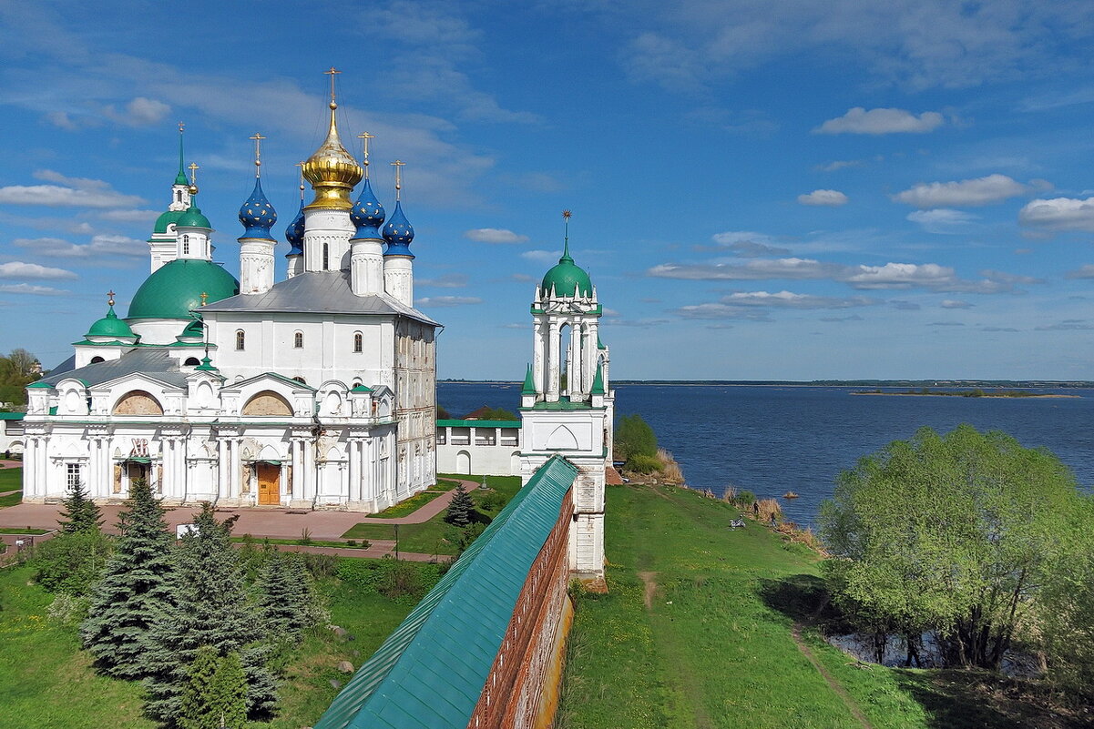 Синее небо, мощные монастырские стены, разноцветные купола... На берегу озера Неро - Николай Белавин