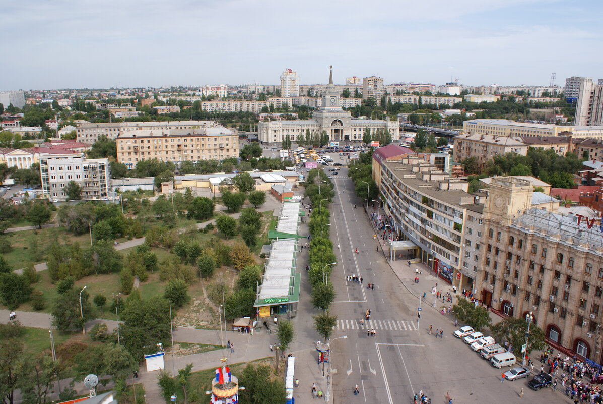 Железнодорожный вокзал Волгограда с улицы Гоголя - Александр Стариков