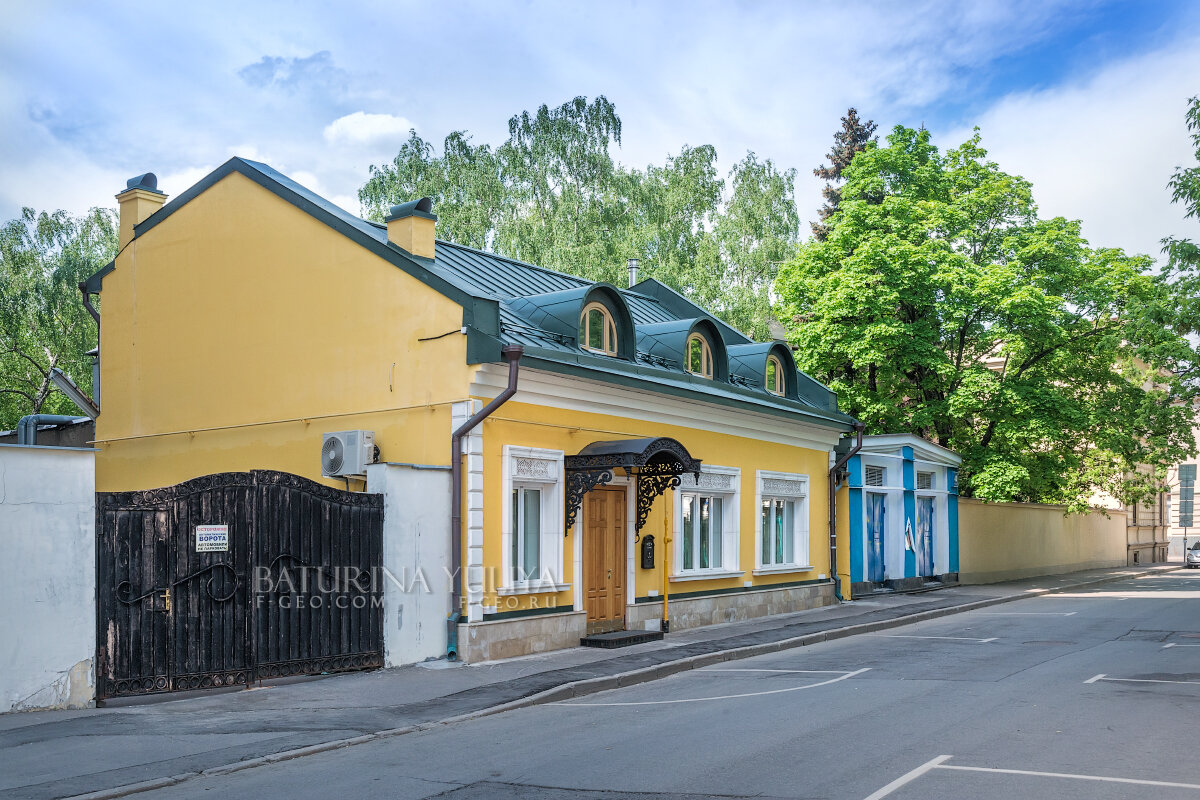 Желтое здание в Хлебном переулке - Юлия Батурина