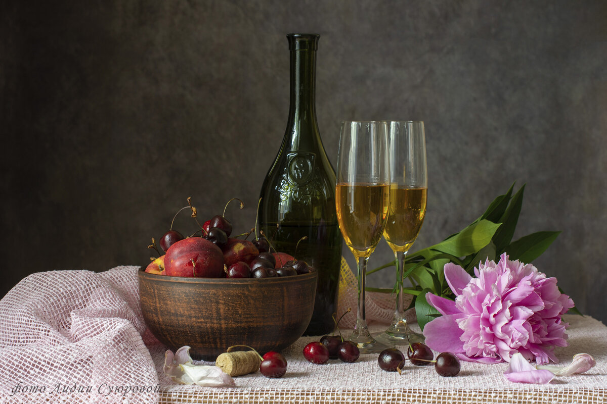 Натюрморт с вином и фруктами - Лидия Суюрова