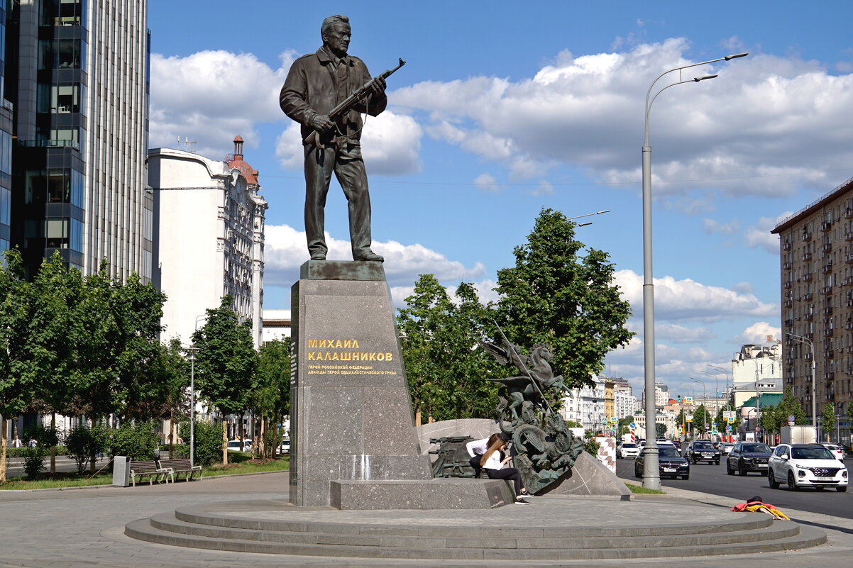 Памятник М.Т. Калашникову - Анатолий Мо Ка
