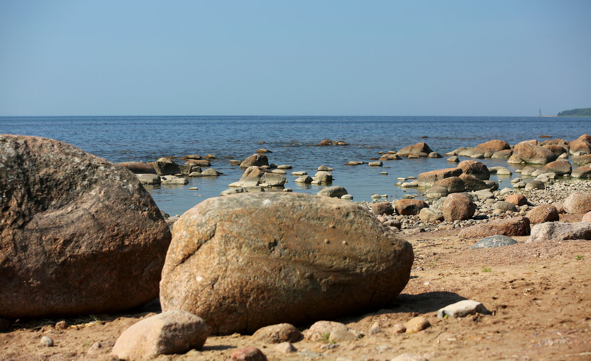 Камни, вода и солнце и... песок. - Александр Алексеенко