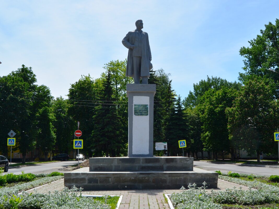 Гуково. Памятник Алексею Максимовичу Горькому. - Пётр Чернега