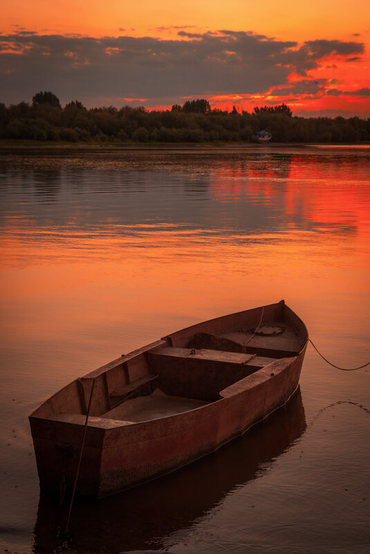 Лодка в закатных красках - Сергей Сабешкин