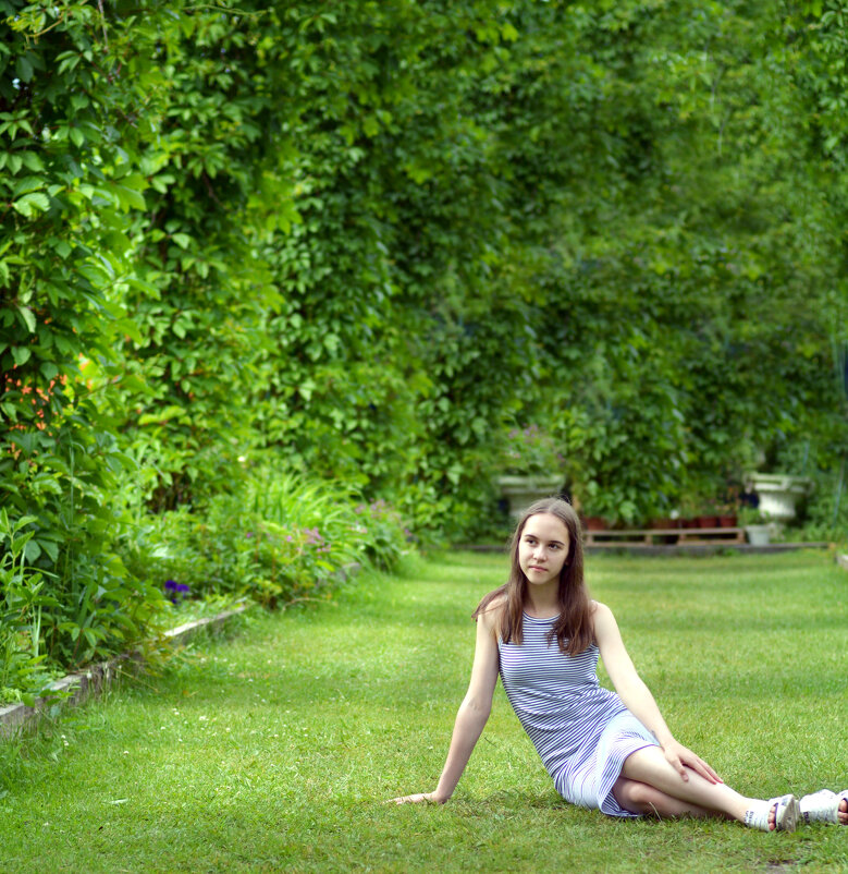 Девушка в саду - Екатерина Зернова