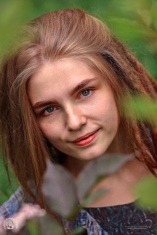 Портрет девушки в зелёной листве - Анастасия Белякова