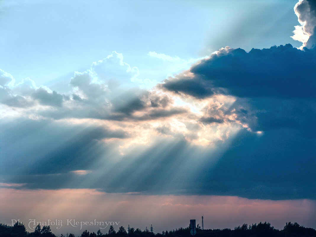 Тучи в-небе словно сито Лучи солнца просевают...  Снято на Sony F828 - Анатолий Клепешнёв