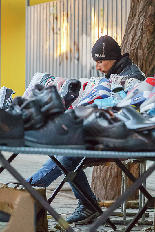 the seller sneakers - Дмитрий Карышев