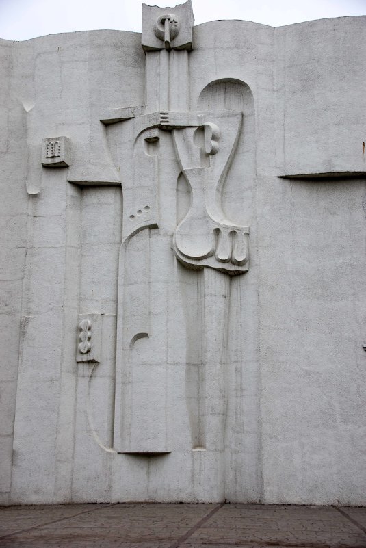 Абстракция на стене дворца Химиков на улице Первомайской - Андрей Мичурин