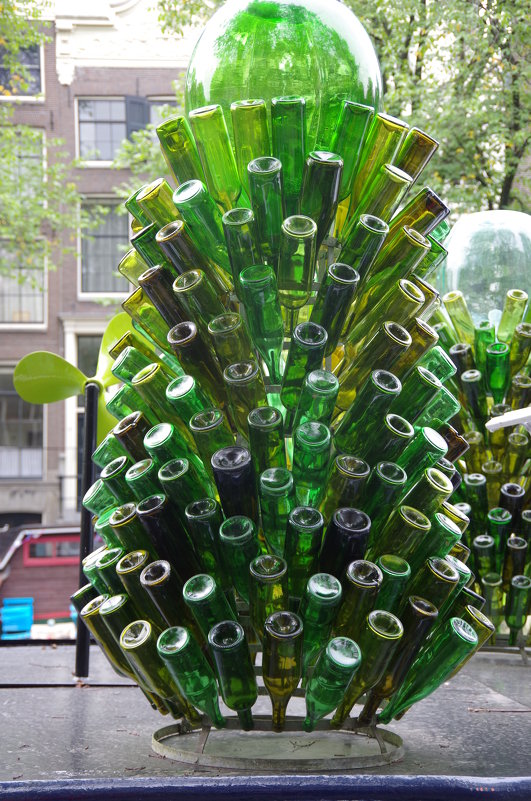Амстердам. Скульптура из бутылок - Наталья Осипова(Копраненкова)