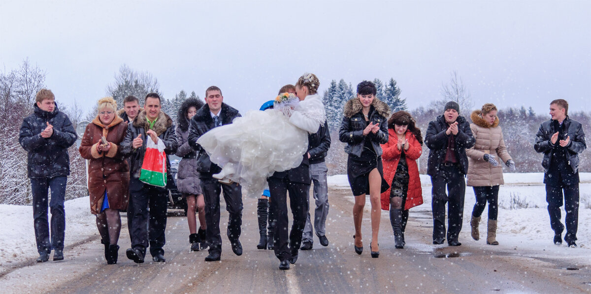 Свадебное фото.  Перенос невесты через мост, несмотря на снег и мороз. - Анатолий Клепешнёв