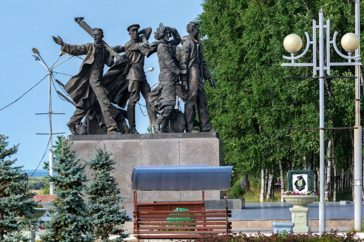 Памятник Первостроителям города на набережной у Амура. - Виктор Иванович Чернюк