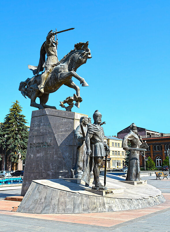 Мемориал  Аварайрской  битвы - Русский Шах Гончар