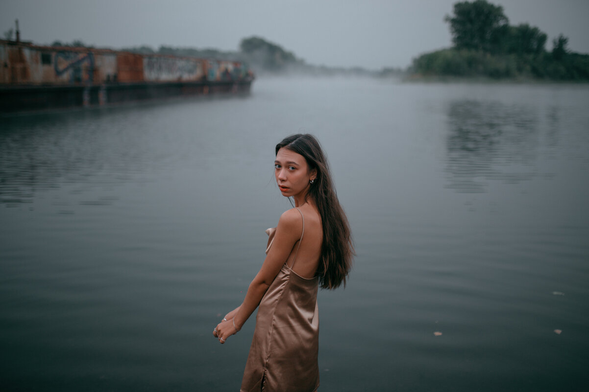 Девушка в легком золотистом платье гуляет по берегу реки во время тумана - Lenar Abdrakhmanov