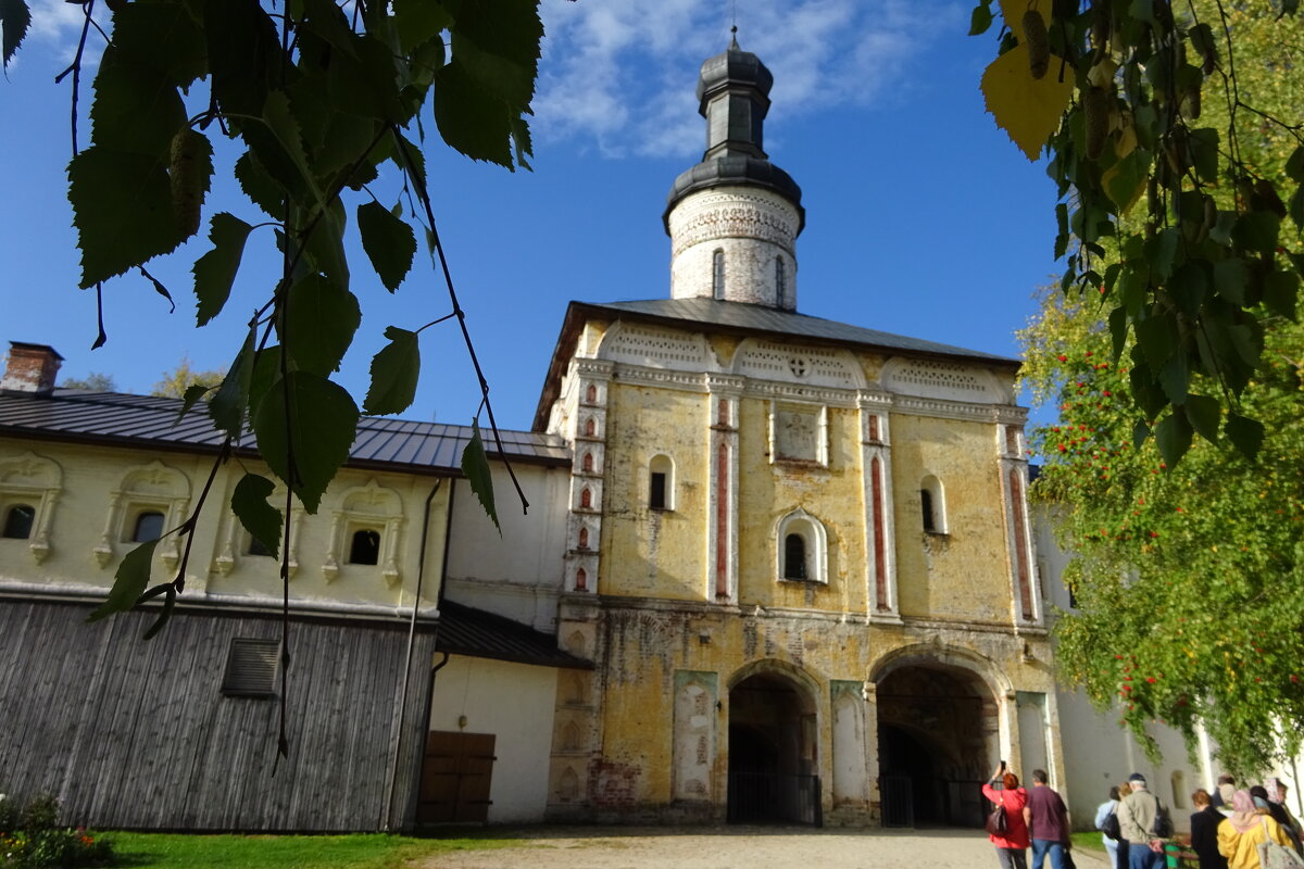 Кирилло-Белозерский монастырь. Святые ворота с надвратной церковью Иоанна                Лествичника - Татьяна 
