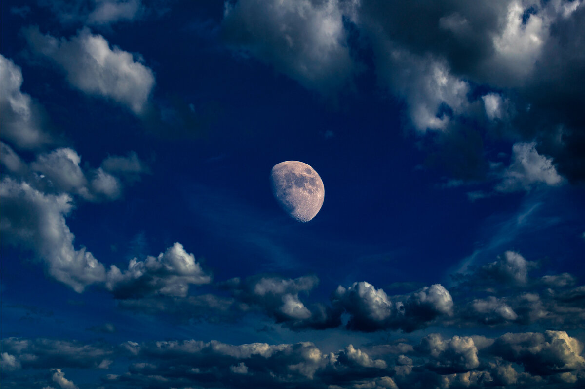 В окружении сизых облаков, Луна с небес холодный свет свой проливает... - Анатолий Клепешнёв