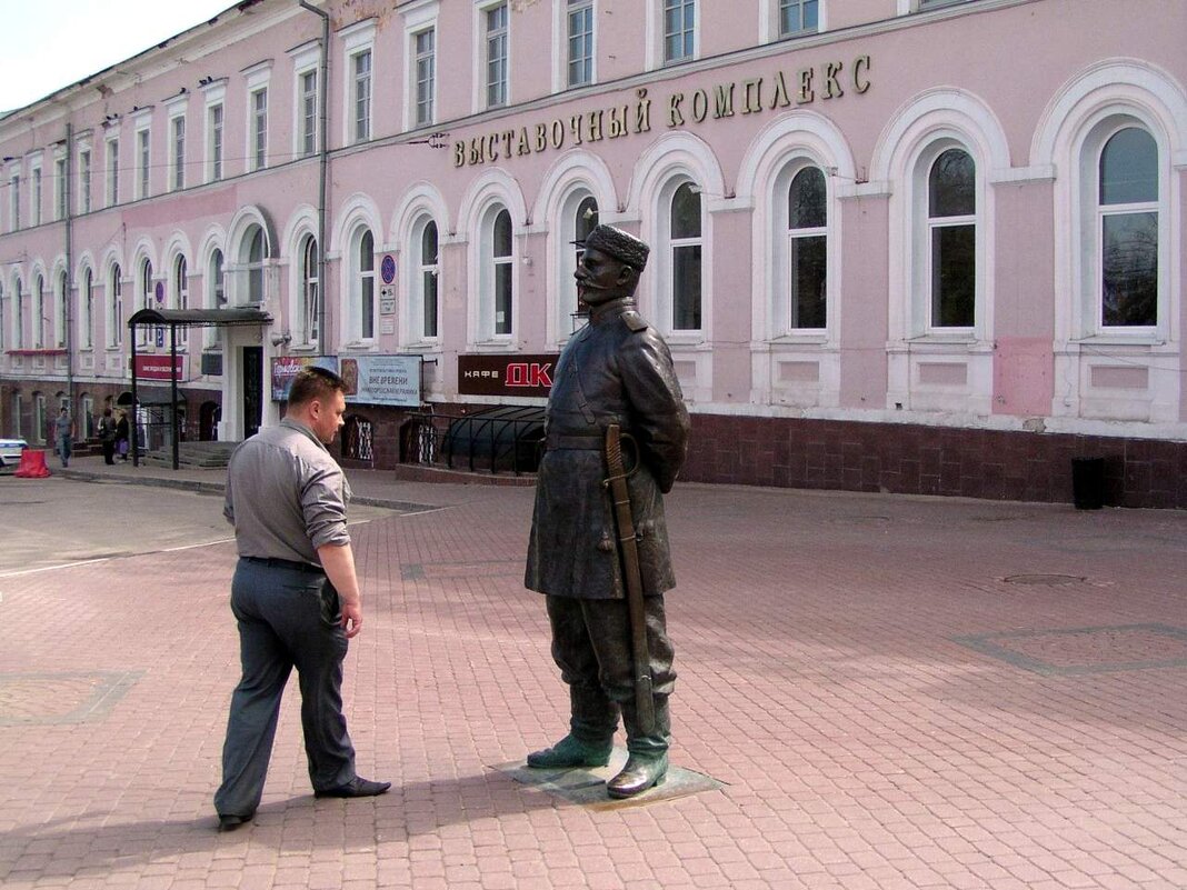 - Ну, прям, «дядя Стёпа» 19-го века. А справа у него ещё и наган в кобуре!.. - Михаил Андреев