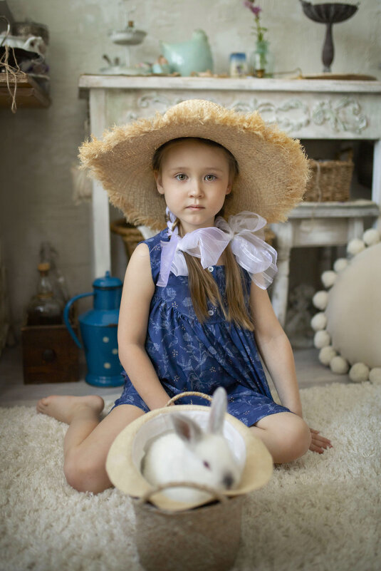 Девочка с кроликом - Ирена Цурпал