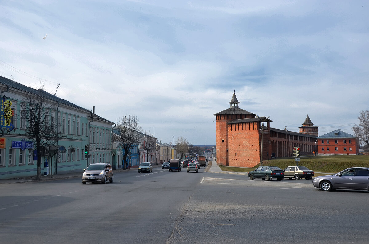 Гуляя по улицам города... Вид на Коломенский Кремль и небольшой кусочек его стены. - Наташа *****
