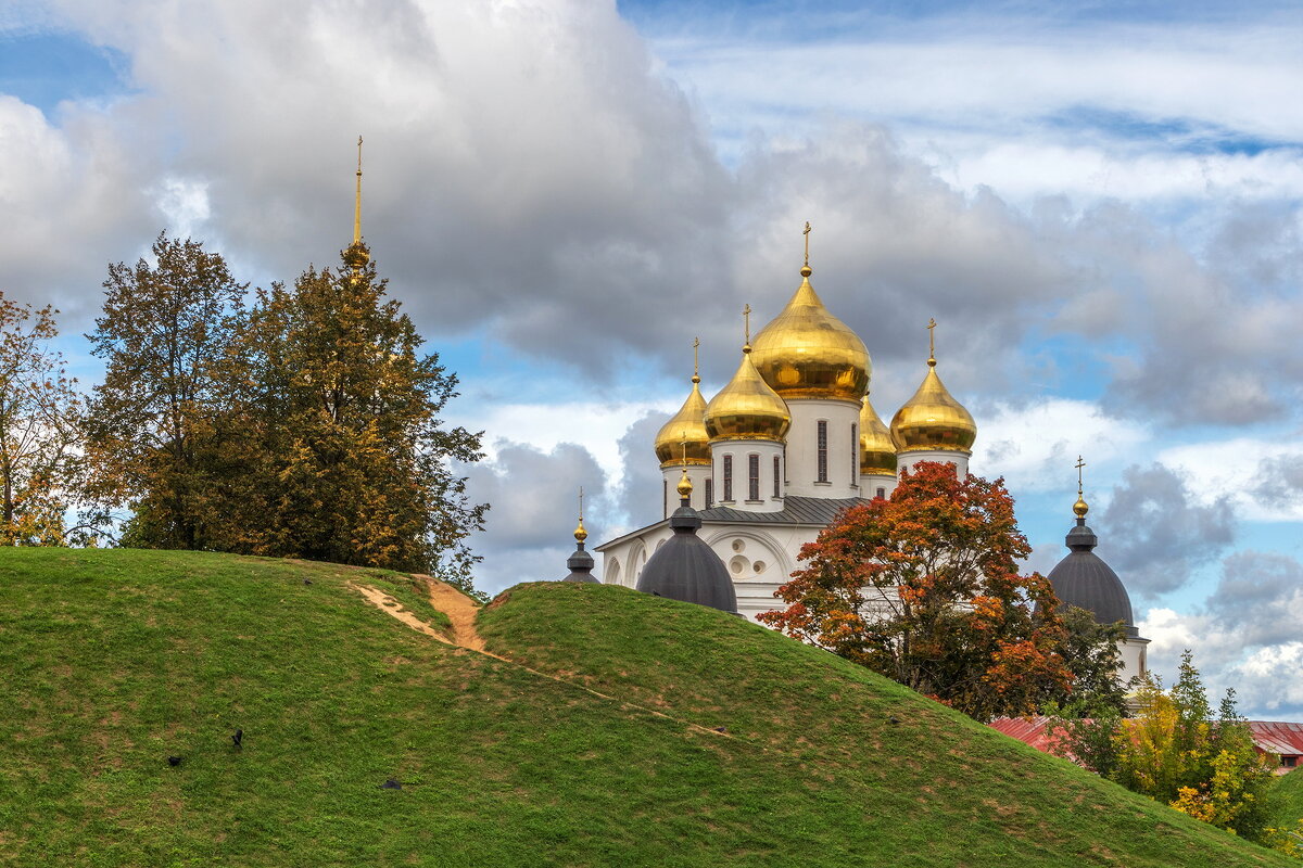 Красивый храм города удачный