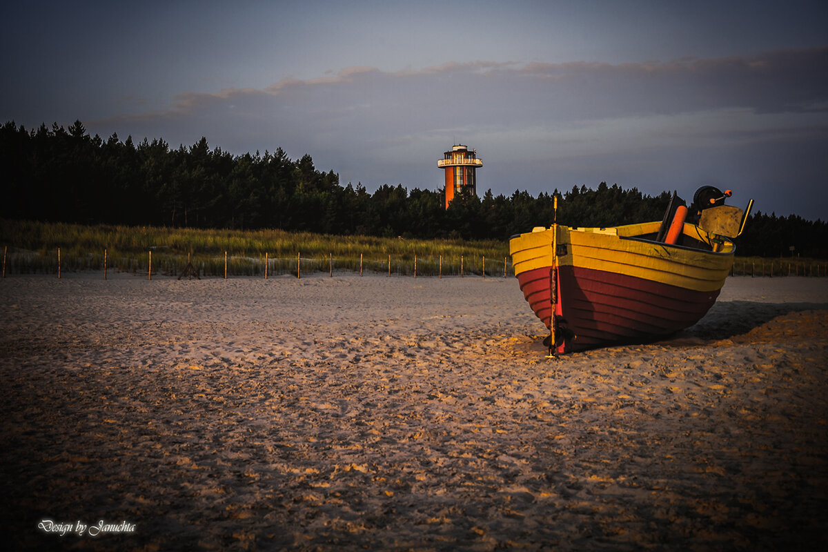 Łódź rybacka na plaży - Janusz Wrzesień