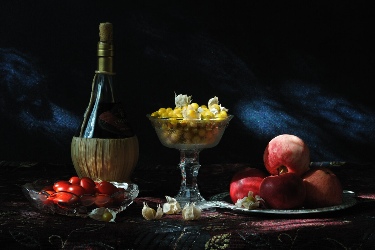 Натюрморт с физалисом, яблоками и черри - Виктор Берёзкин