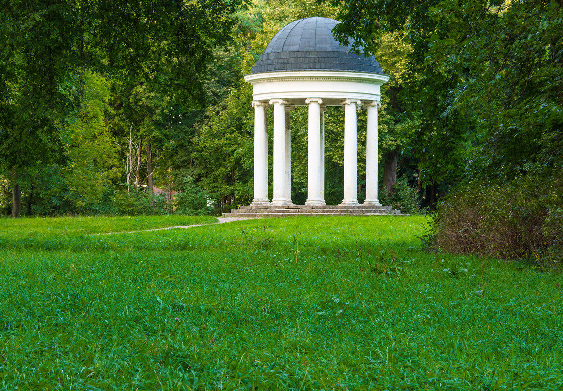Ионический храм в парке Георгиенгартен - Lada Kozlova