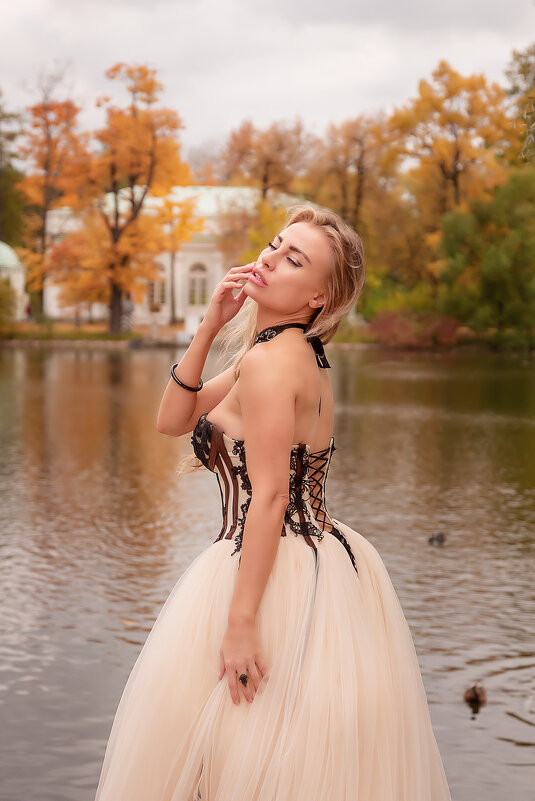 Девушка в осеннем парке - Мухина Наталья 