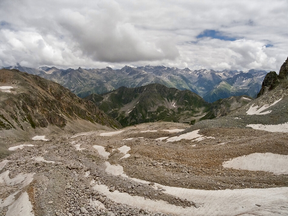 Вид с перевала Локомотивцев (3200м) на хребет Чирлыбаши - Петр Фролов