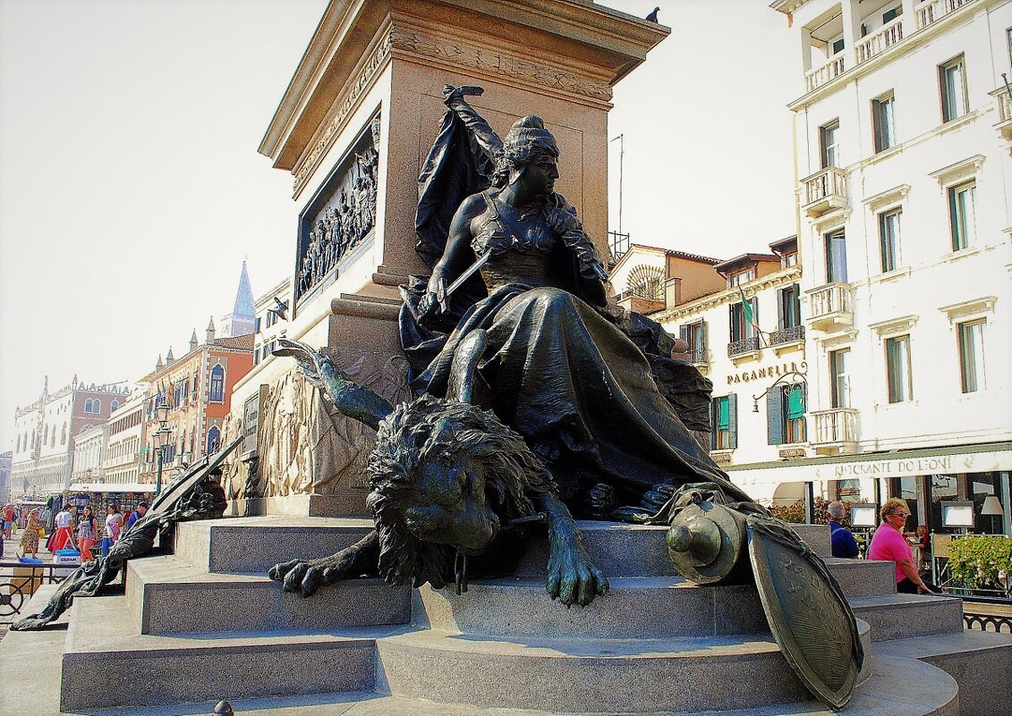 Фрагмент памятника первому королю Италии Витторио Эммануилу II. - Ольга (crim41evp)
