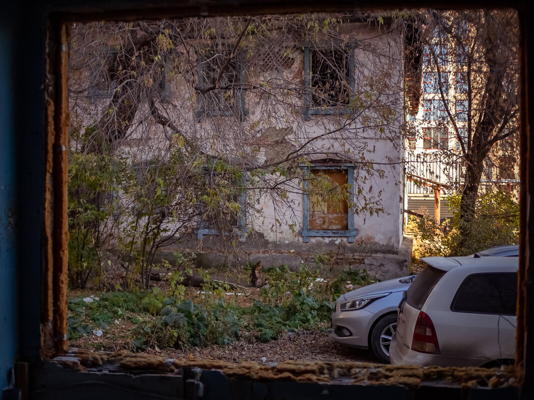 Заброшенное здание Октябрьского района Новосибирска - Елена Берсенёва