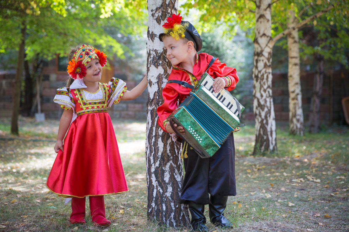 Танцы детей на природе