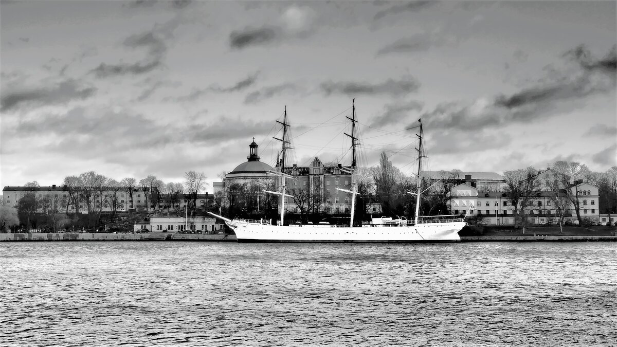 Стокгольм остров Skeppsholmen. Трёхмачтовый корабль-хостел  "АF Chapman" - wea *