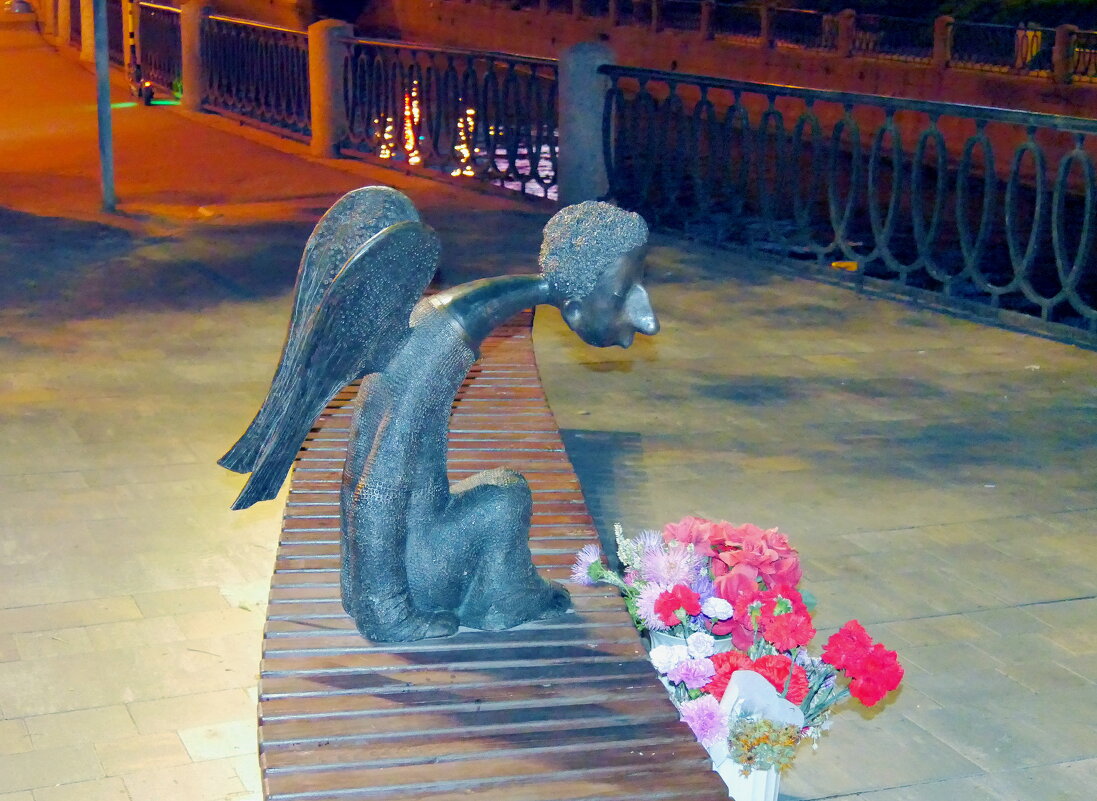 "Плачущий ангел" памятник ушедшим в пандемию медикам.. - Alexey YakovLev