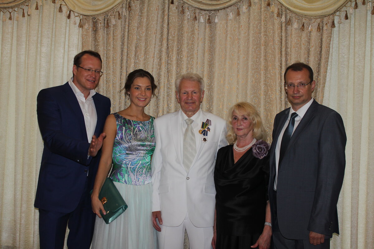 Дважды олимпийский чемпион по боксу Борис Лагутин с женой и сыновьями - Валерий 
